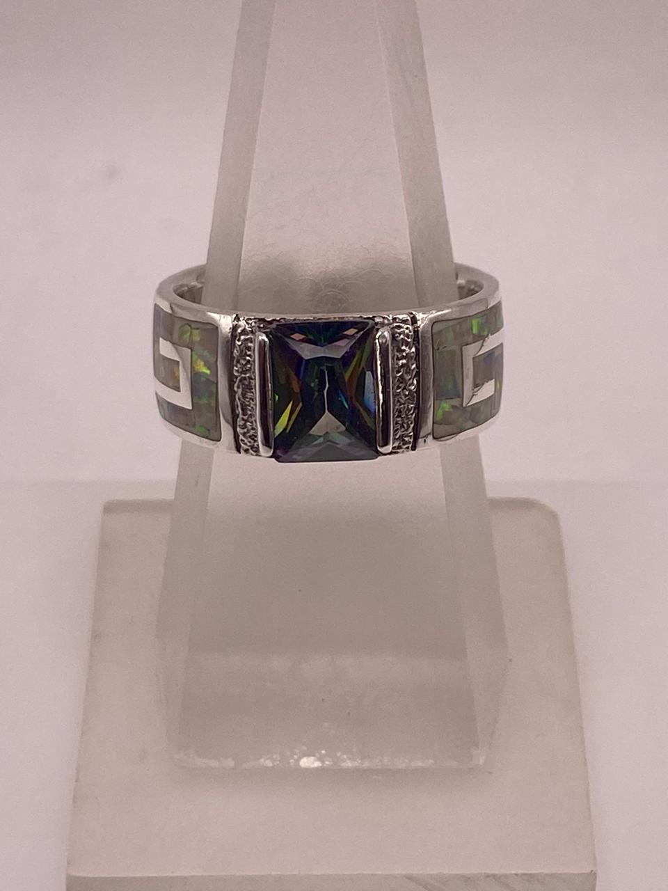 Anillo Greca con Ópalo de Fuego y Zirconia en Plata Ley .950 en báscula mostrando peso