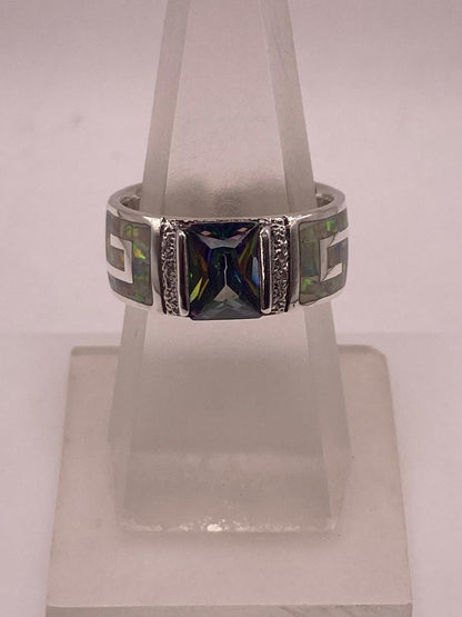 Anillo Greca con Ópalo de Fuego y Zirconia en Plata Ley .950 en báscula mostrando peso