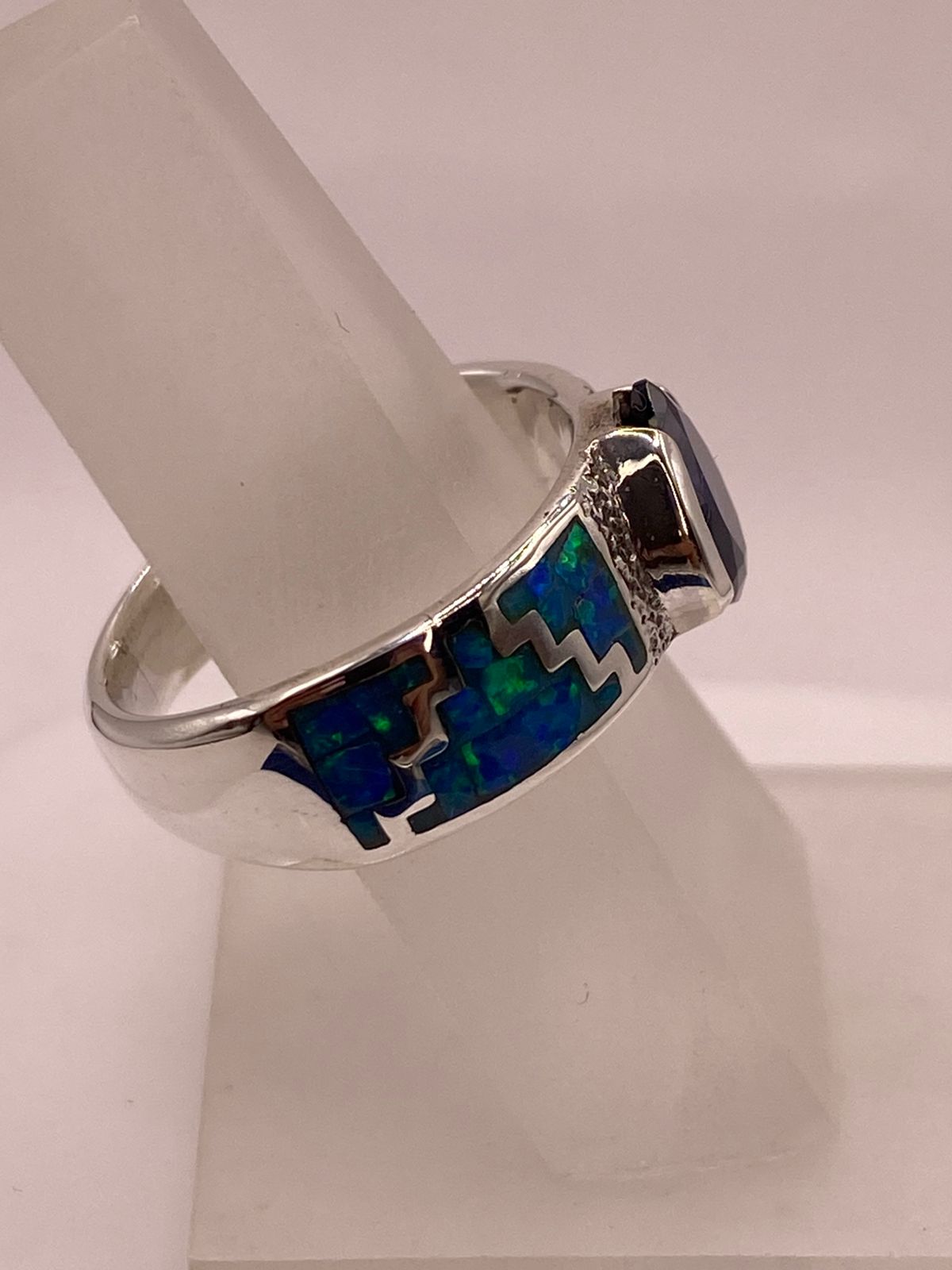 Anillo Greca con Ópalo de Fuego y Zirconia en Plata Ley .950, vista de detalle