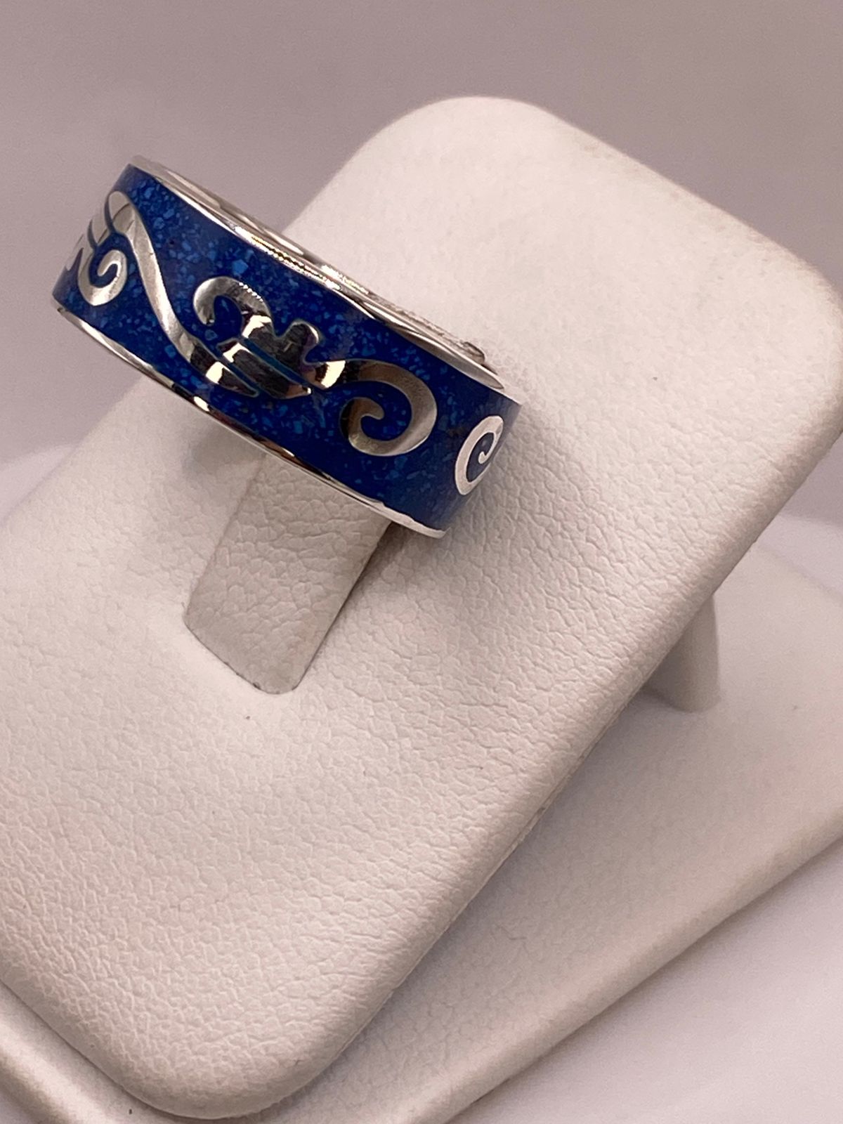 Anillo Greca Ornamentada de Plata .925 con Incrustación Azul, vista frontal