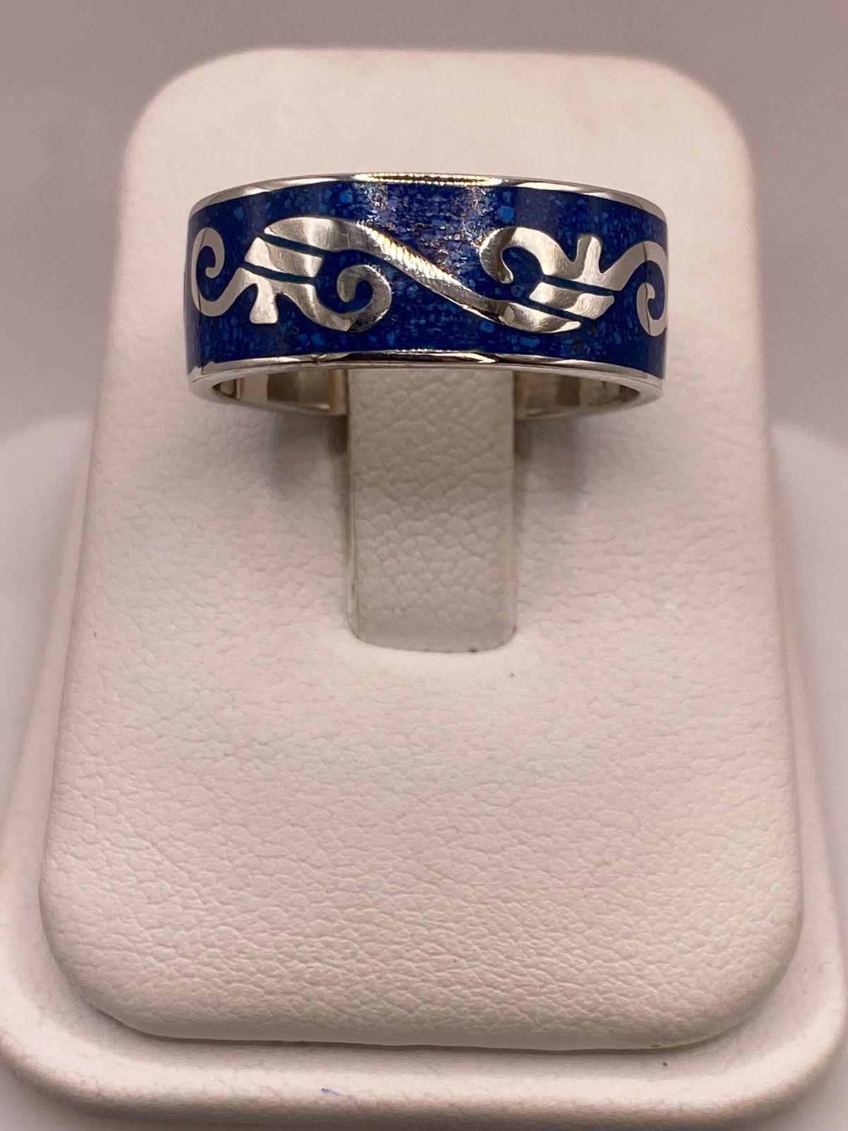 Anillo Greca Ornamentada de Plata .925 con Incrustación Azul — vista lateral