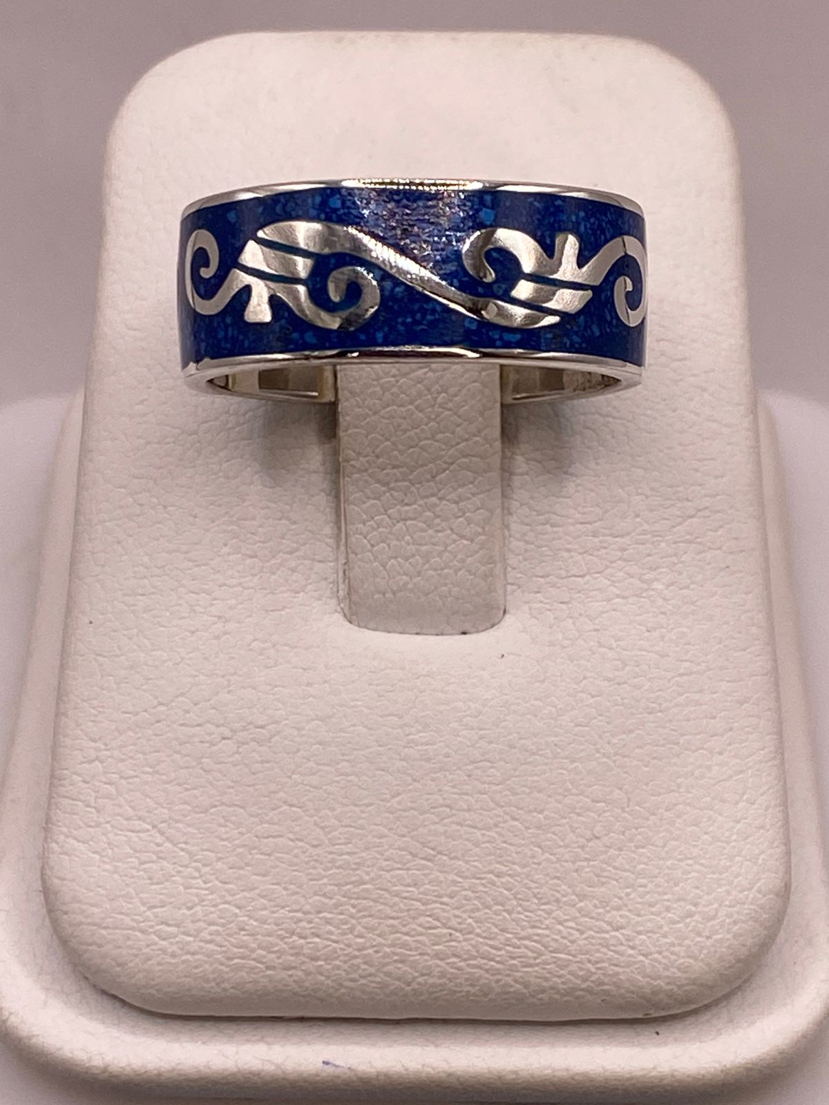 Anillo Greca Ornamentada de Plata .925 con Incrustación Azul, vista lateral