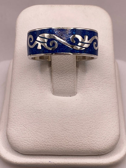 Anillo Greca Ornamentada de Plata .925 con Incrustación Azul, vista lateral