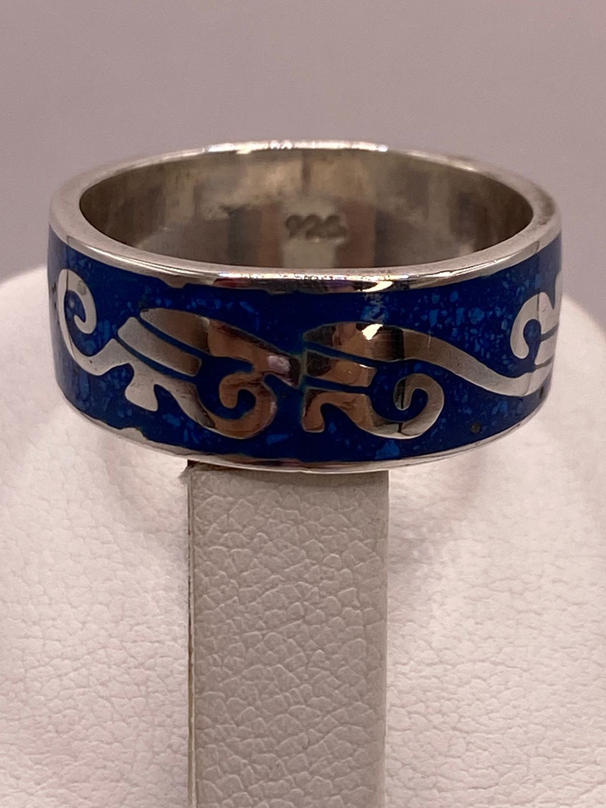 Anillo Greca Ornamentada de Plata .925 con Incrustación Azul, sello de autenticidad Plata Ley .925