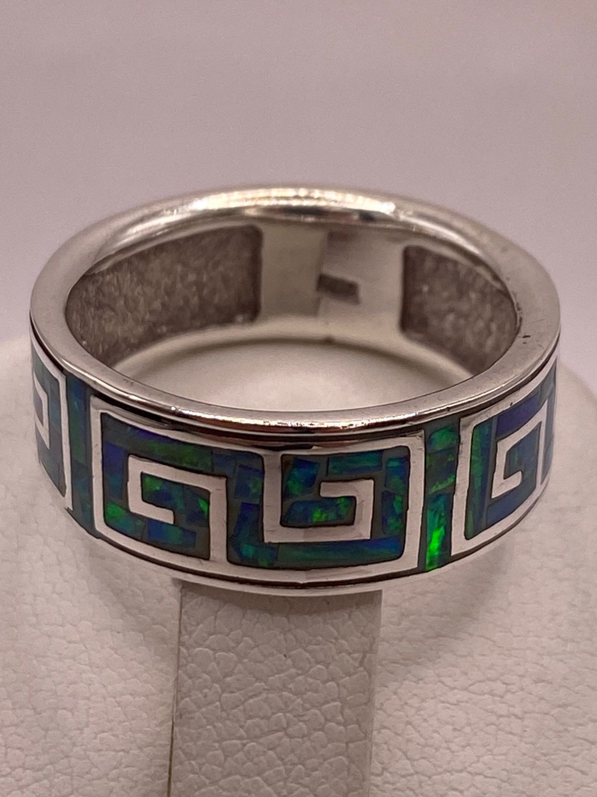 Anillo Greca de Plata Ley 950 con Ópalo Azul y Verde, vista de detalle