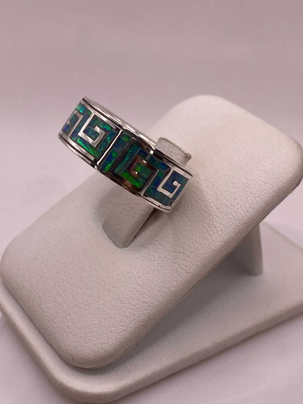 Anillo Greca de Plata Ley 950 con Ópalo Azul y Verde, vista frontal