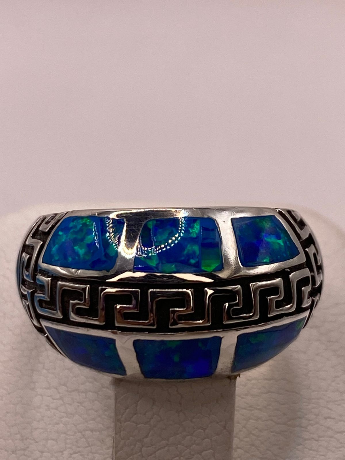 Anillo Greca de Plata Ley 950 con Ópalo de Fuego, vista de detalle