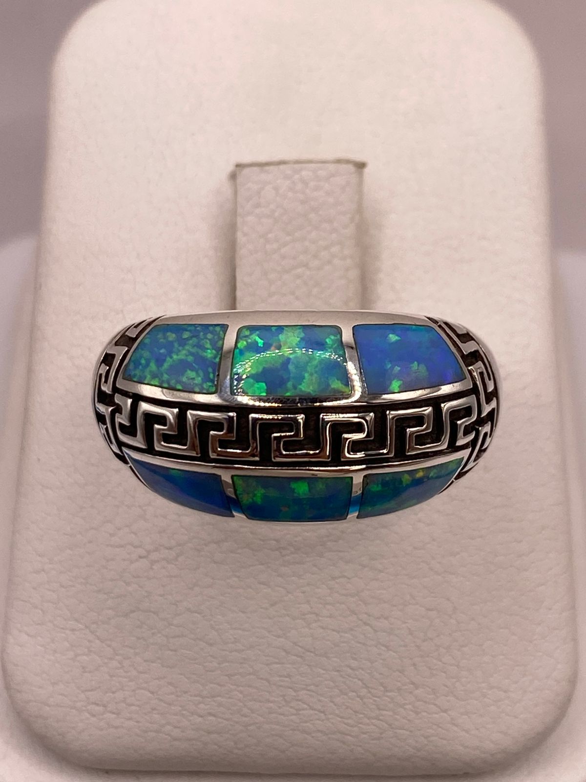 Anillo Greca de Plata Ley 950 con Ópalo de Fuego Azul Cielo, vista frontal