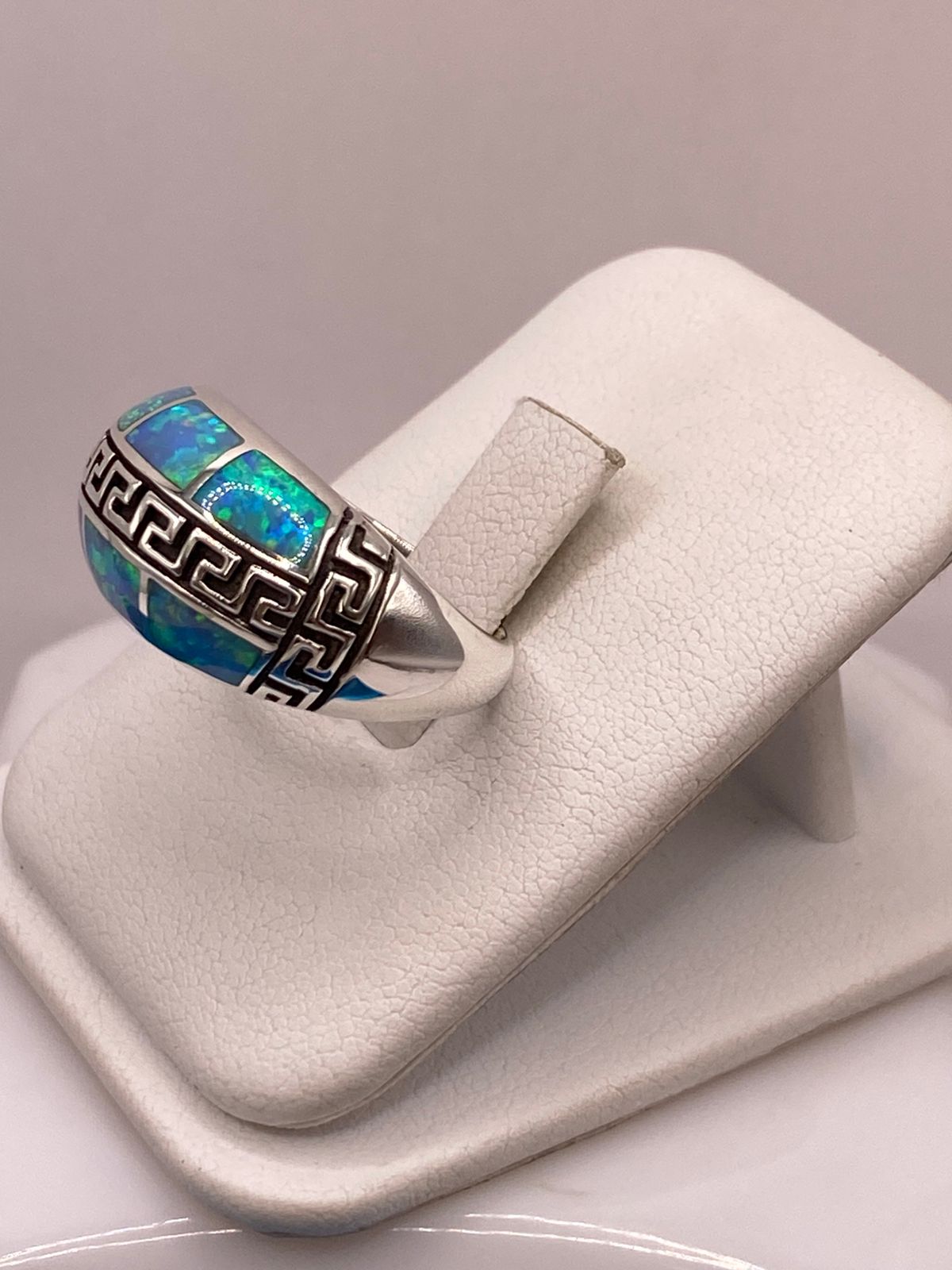Anillo Greca de Plata Ley 950 con Ópalo de Fuego Azul Cielo, vista lateral