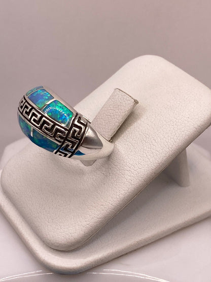 Anillo Greca de Plata Ley 950 con Ópalo de Fuego Azul Cielo, vista lateral