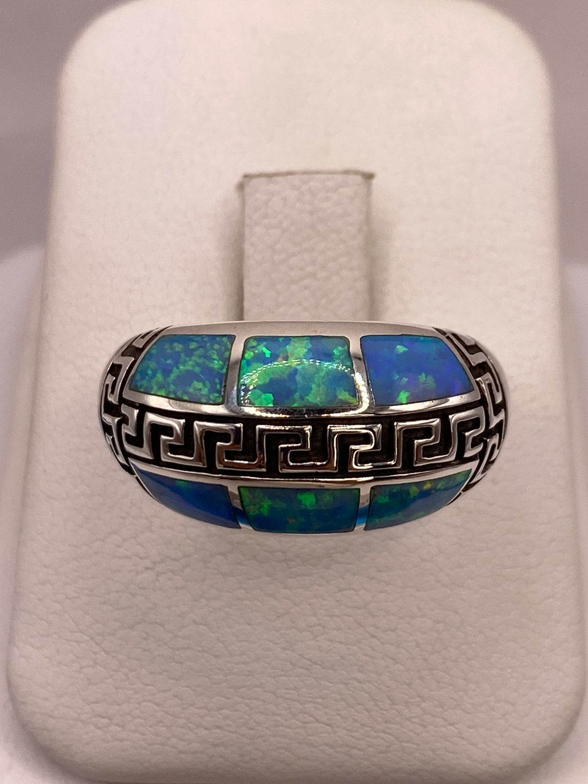 Anillo Greca de Plata Ley 950 con Ópalo de Fuego Azul Cielo, vista de detalle