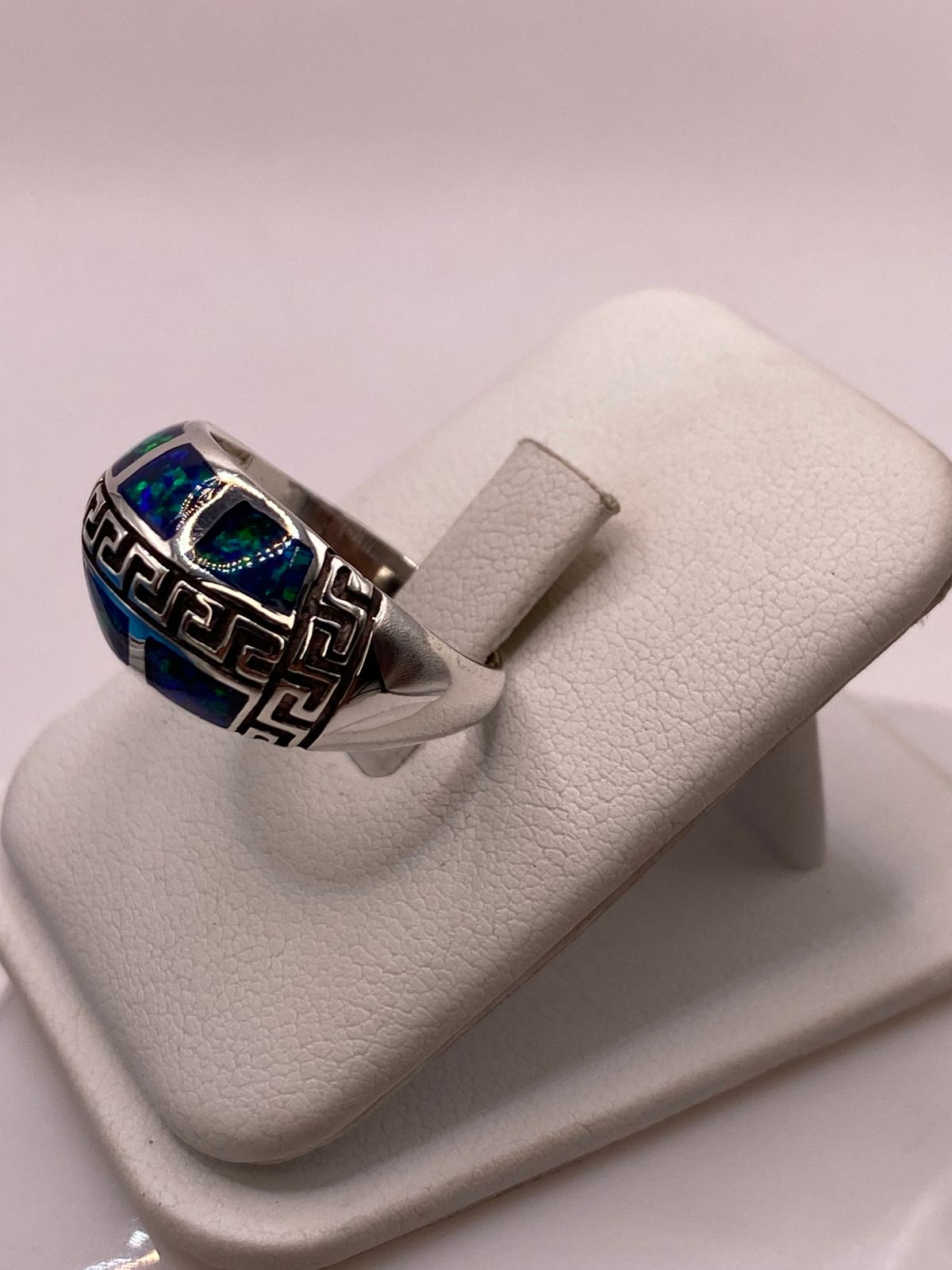 Anillo Greca de Plata Ley 950 con Ópalo de Fuego Azul Marino, vista lateral