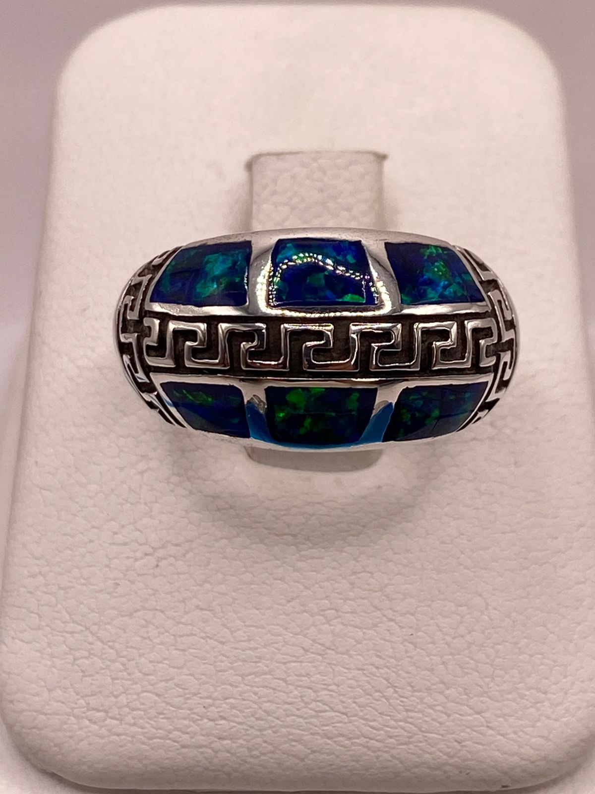 Anillo Greca de Plata Ley 950 con Ópalo de Fuego Azul Marino, vista de detalle