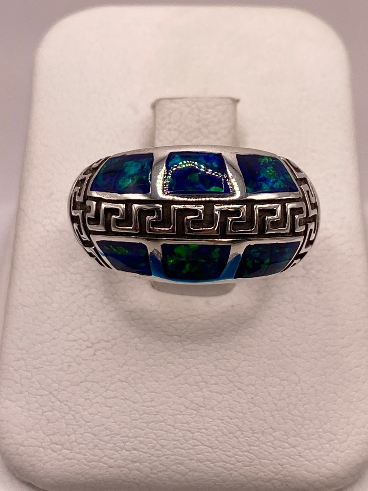 Anillo Greca de Plata Ley 950 con Ópalo de Fuego Azul Marino en báscula mostrando peso