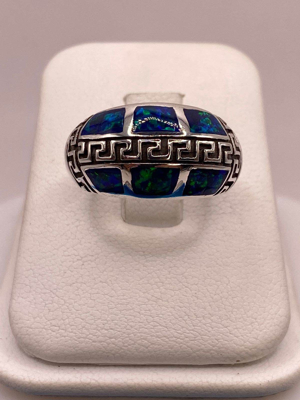 Anillo Greca de Plata Ley 950 con Ópalo de Fuego Azul Marino, vista frontal