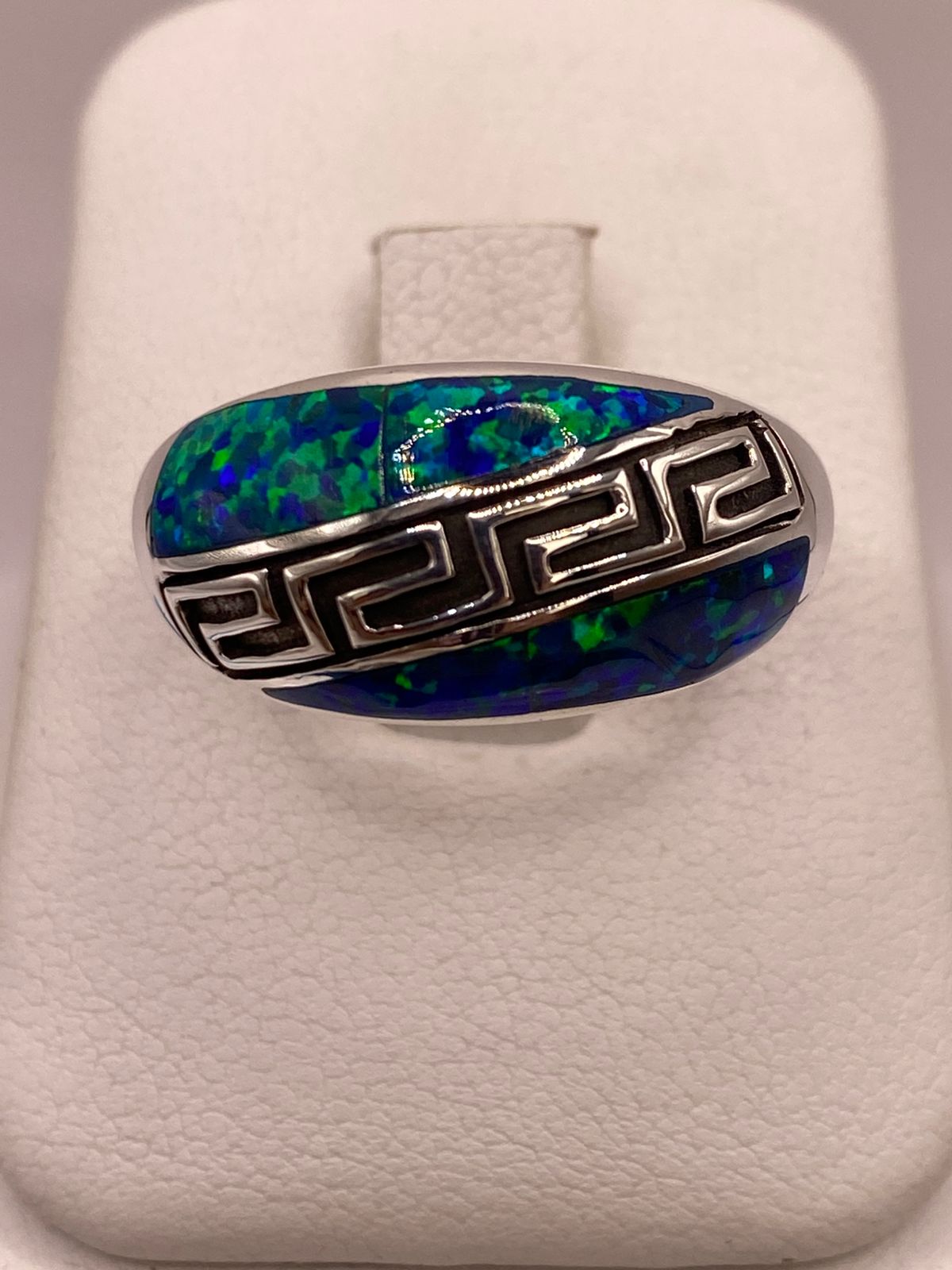 Anillo Greca de Plata Ley 950 con Ópalo de Fuego Azul Marino, vista frontal