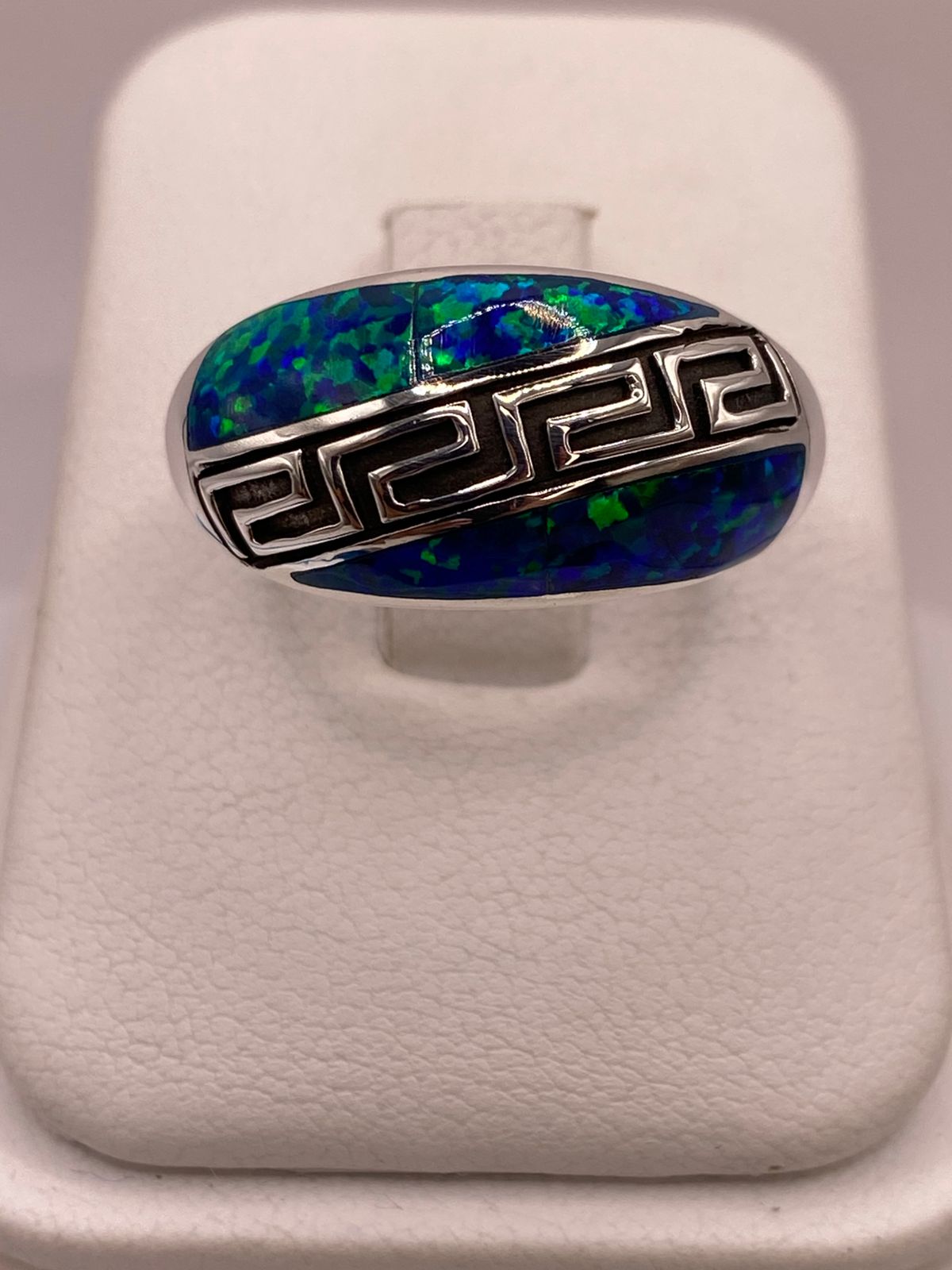 Anillo Greca de Plata Ley 950 con Ópalo de Fuego Azul Marino, vista de detalle