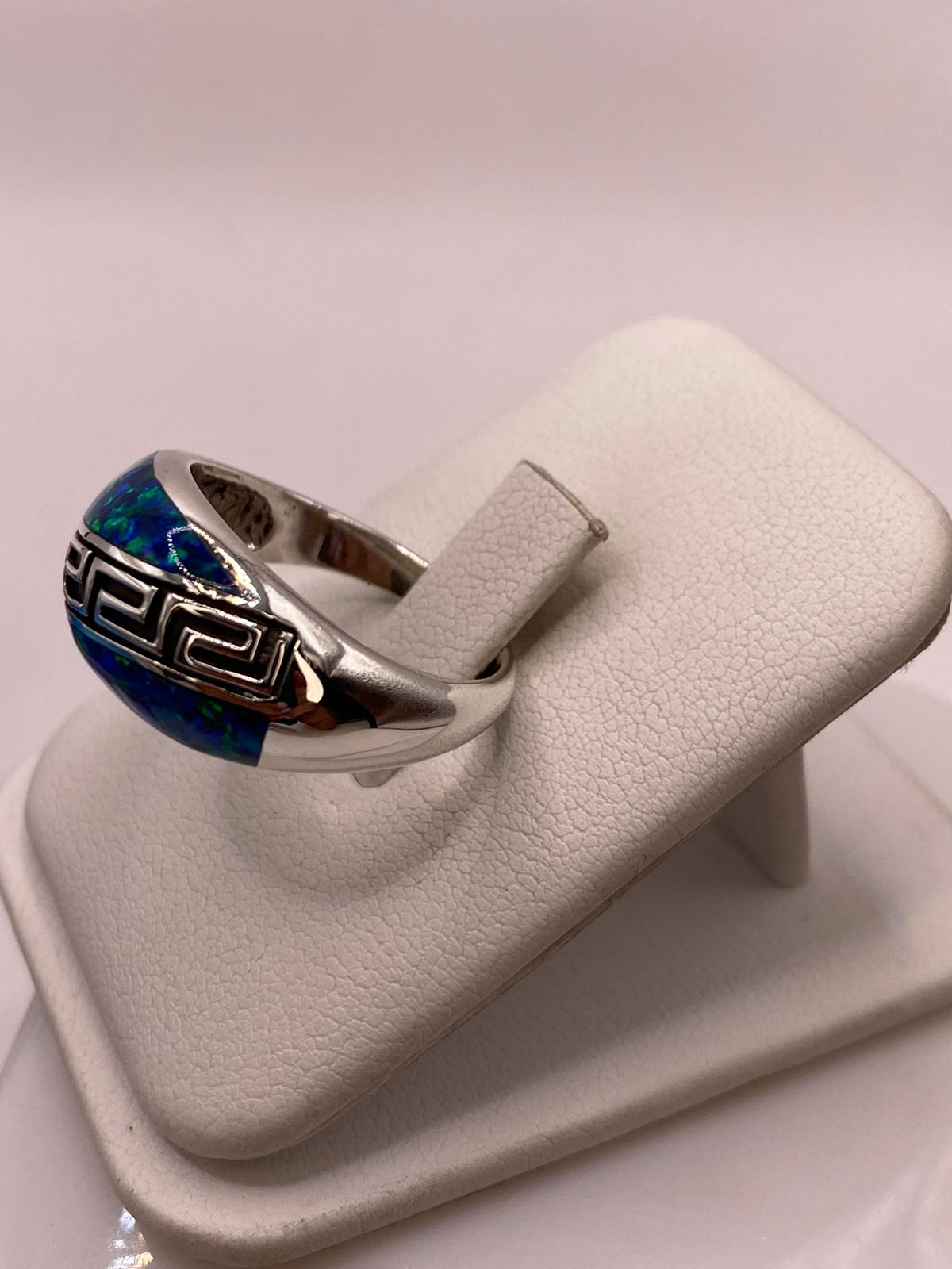 Anillo Greca de Plata Ley 950 con Ópalo de Fuego Azul Marino, vista lateral