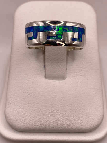 Anillo Greca de Plata Ley 950 con Ópalo de Fuego Azul Marino en báscula mostrando peso