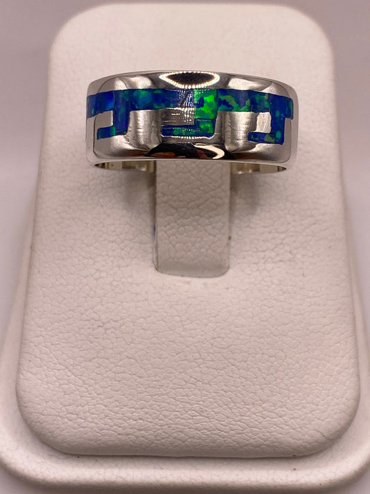 Anillo Greca de Plata Ley 950 con Ópalo de Fuego Azul Marino en báscula mostrando peso