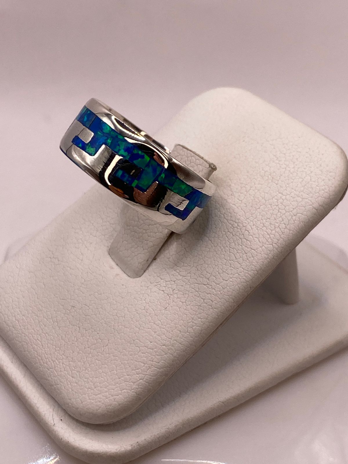 Anillo Greca de Plata Ley 950 con Ópalo de Fuego Azul Marino, vista lateral