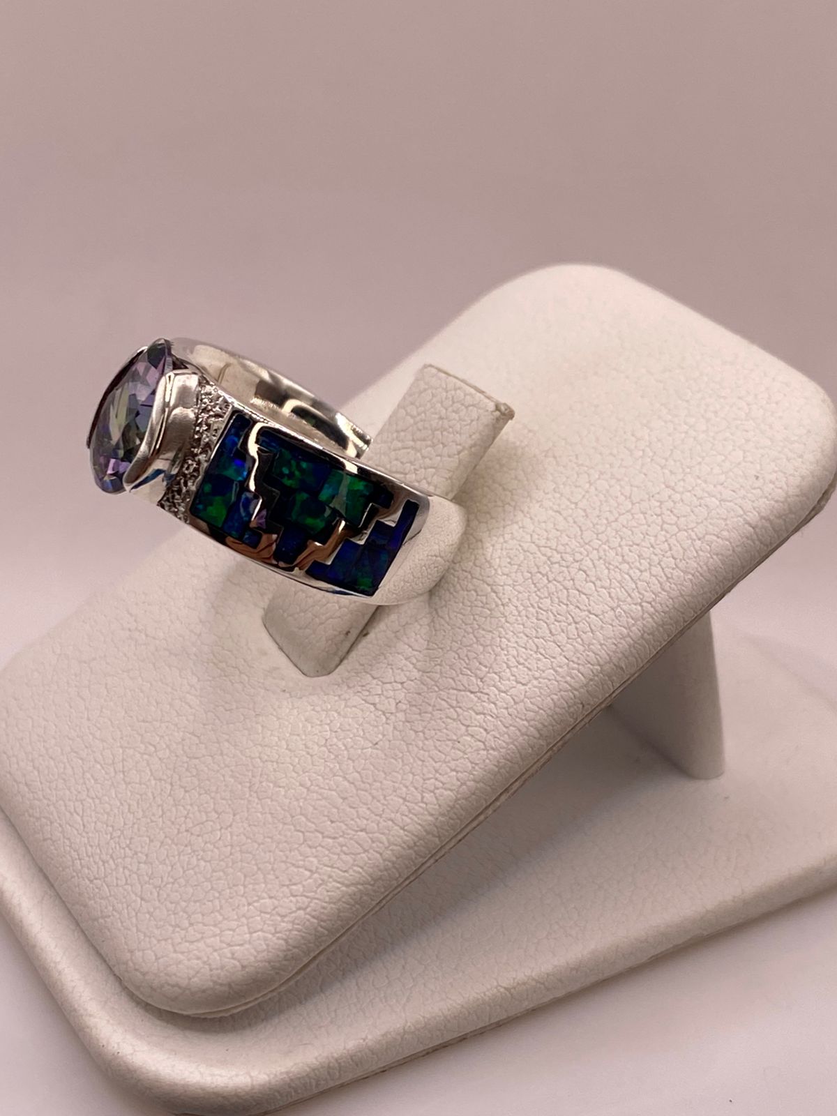 Anillo Greca de Plata Ley 950 con Ópalo de Fuego y Zirconia, vista lateral