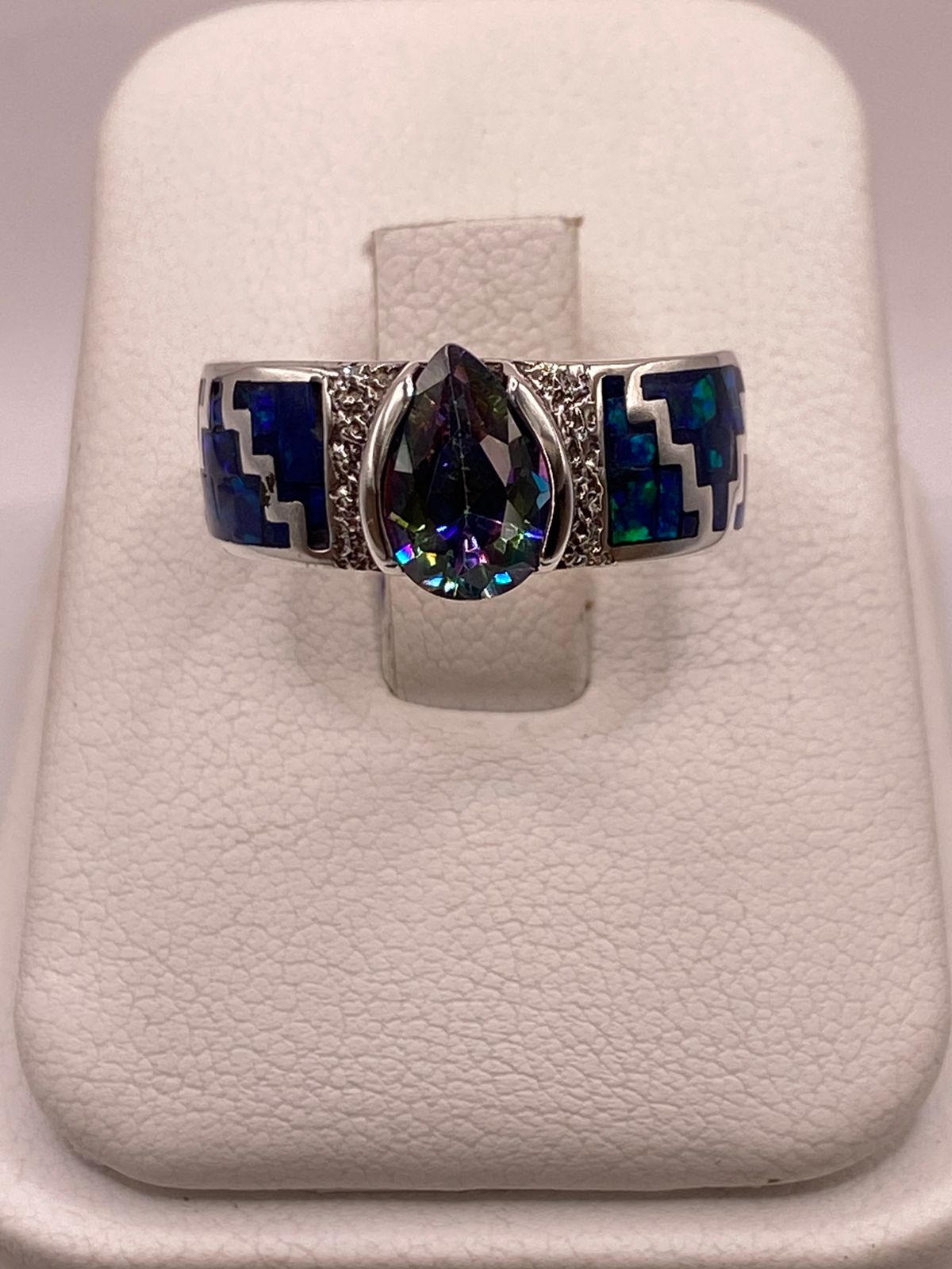Anillo Greca de Plata Ley 950 con Ópalo de Fuego y Zirconia, vista de detalle