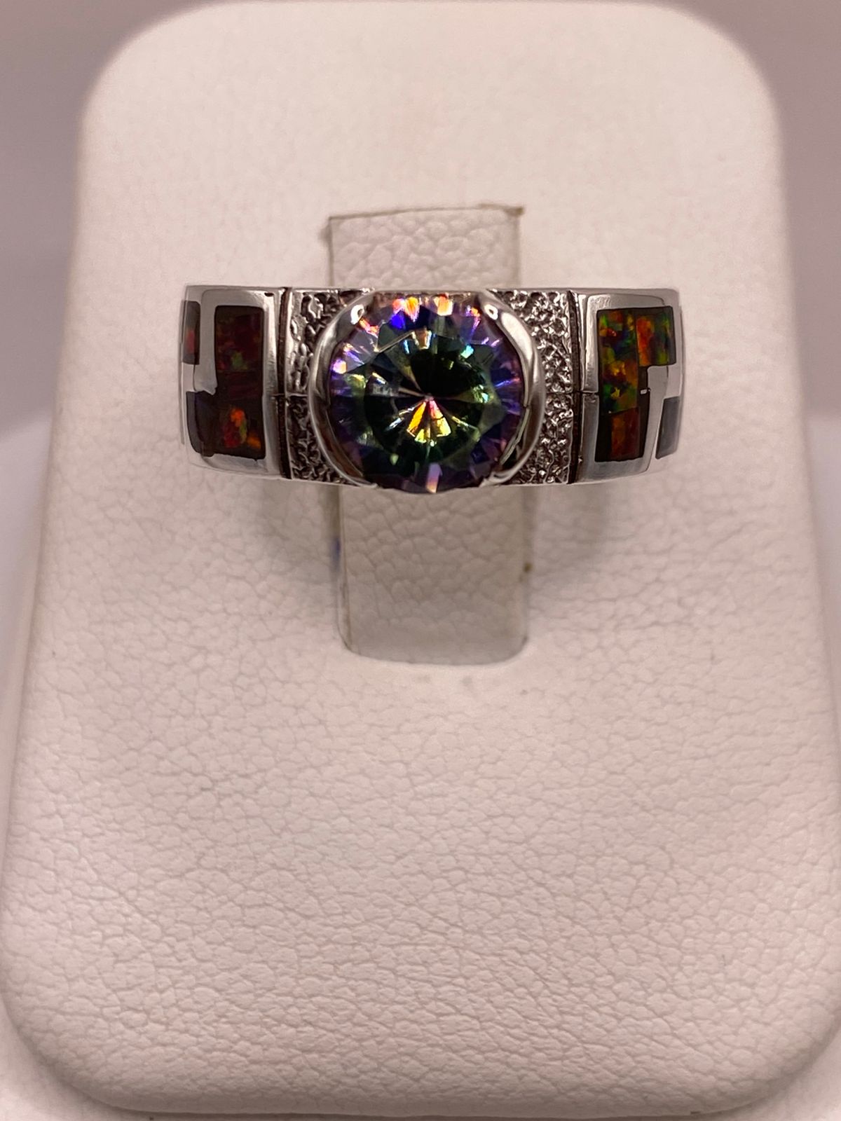 Anillo Greca de Plata Ley 950 con Ópalo de Fuego y Zirconia en báscula mostrando peso