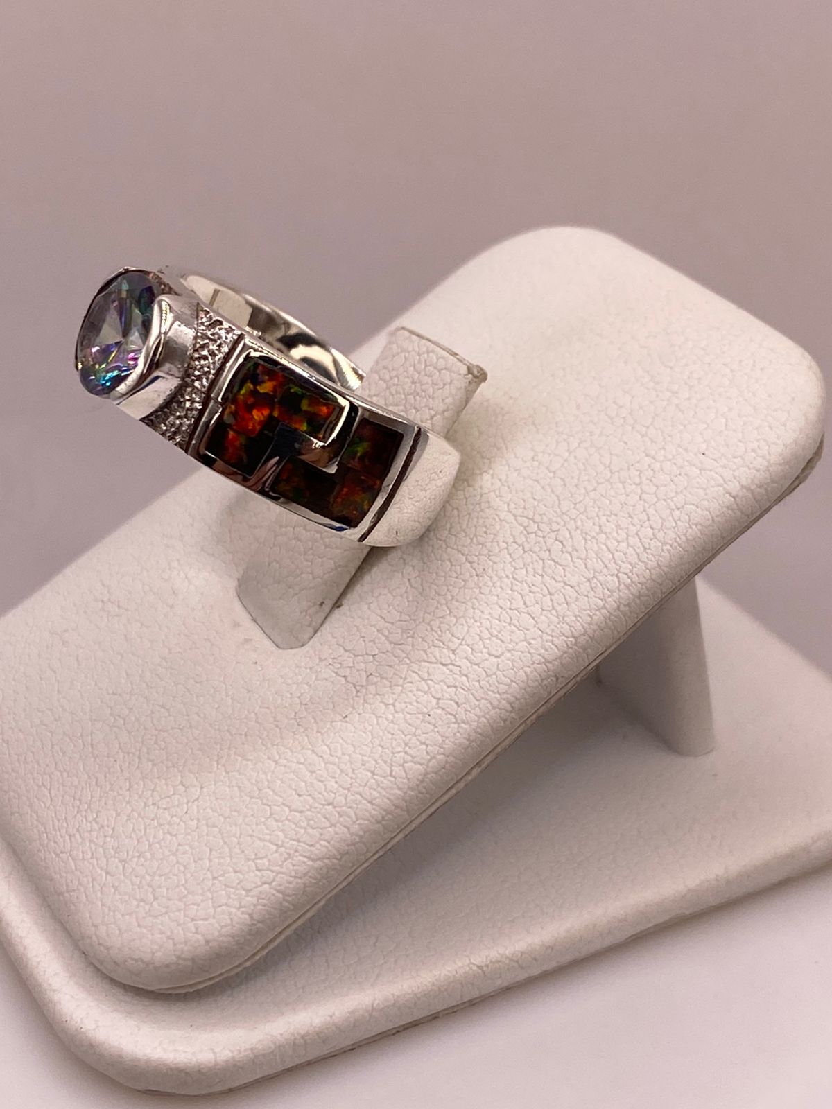 Anillo Greca de Plata Ley 950 con Ópalo de Fuego y Zirconia, vista lateral