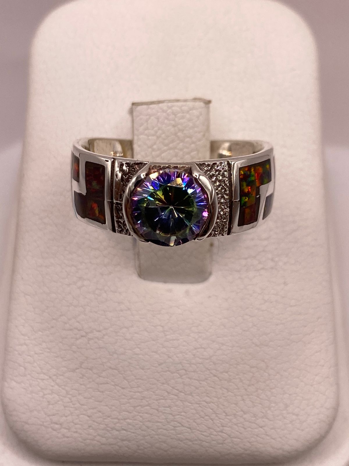 Anillo Greca de Plata Ley 950 con Ópalo de Fuego y Zirconia, vista frontal