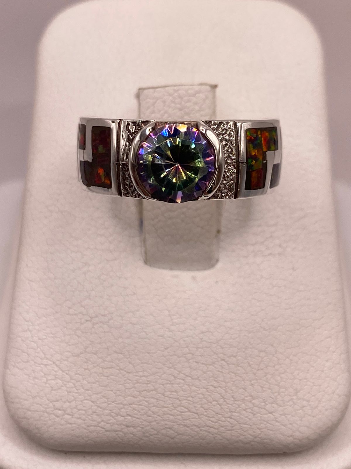 Anillo Greca de Plata Ley 950 con Ópalo de Fuego y Zirconia, vista de detalle