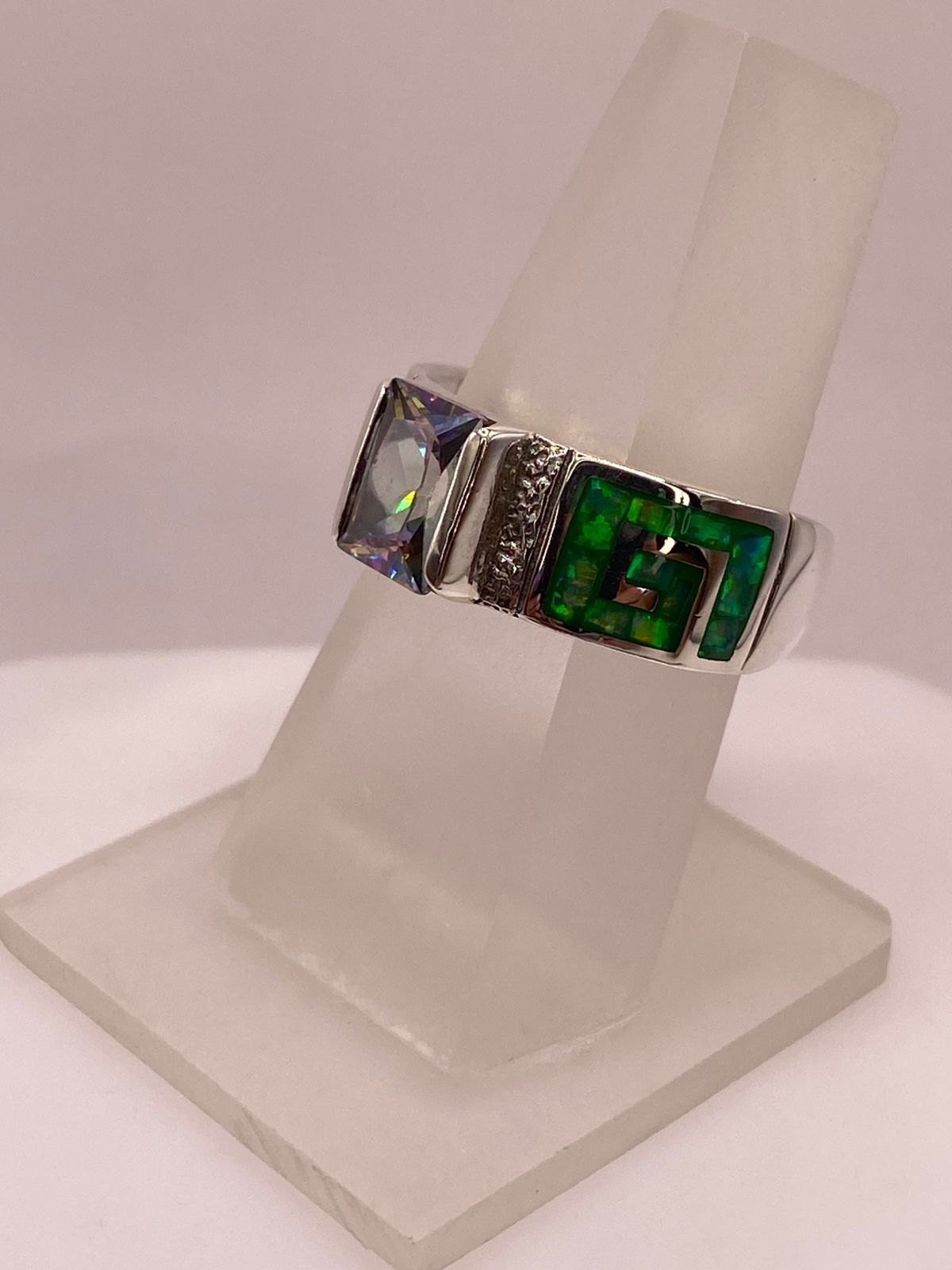 Anillo Greca de Plata Ley 950 con Ópalo de Fuego y Zirconia, vista frontal