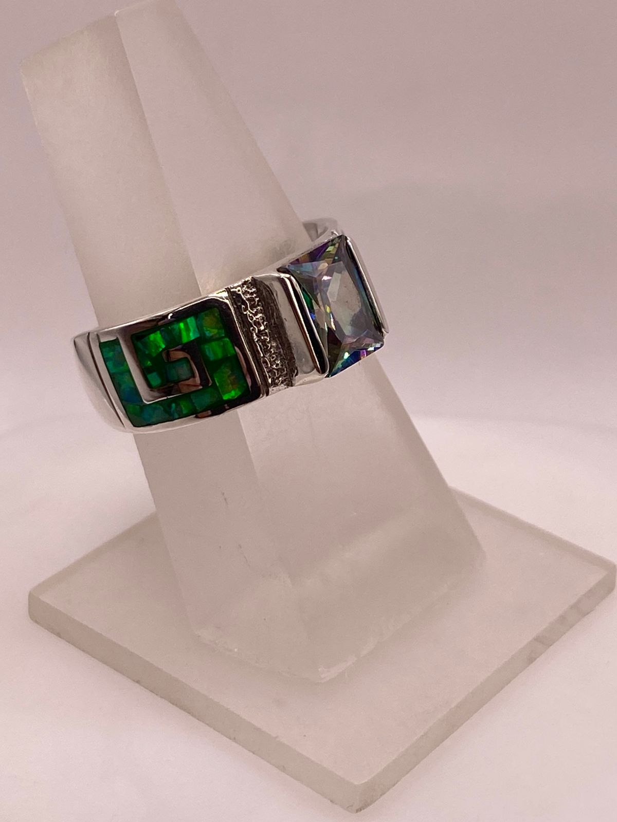 Anillo Greca de Plata Ley 950 con Ópalo de Fuego y Zirconia, vista lateral