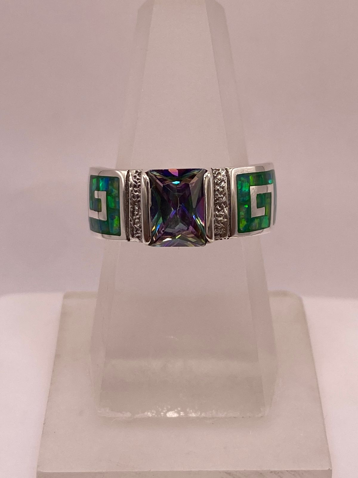 Anillo Greca de Plata Ley 950 con Ópalo de Fuego y Zirconia — ángulo diagonal