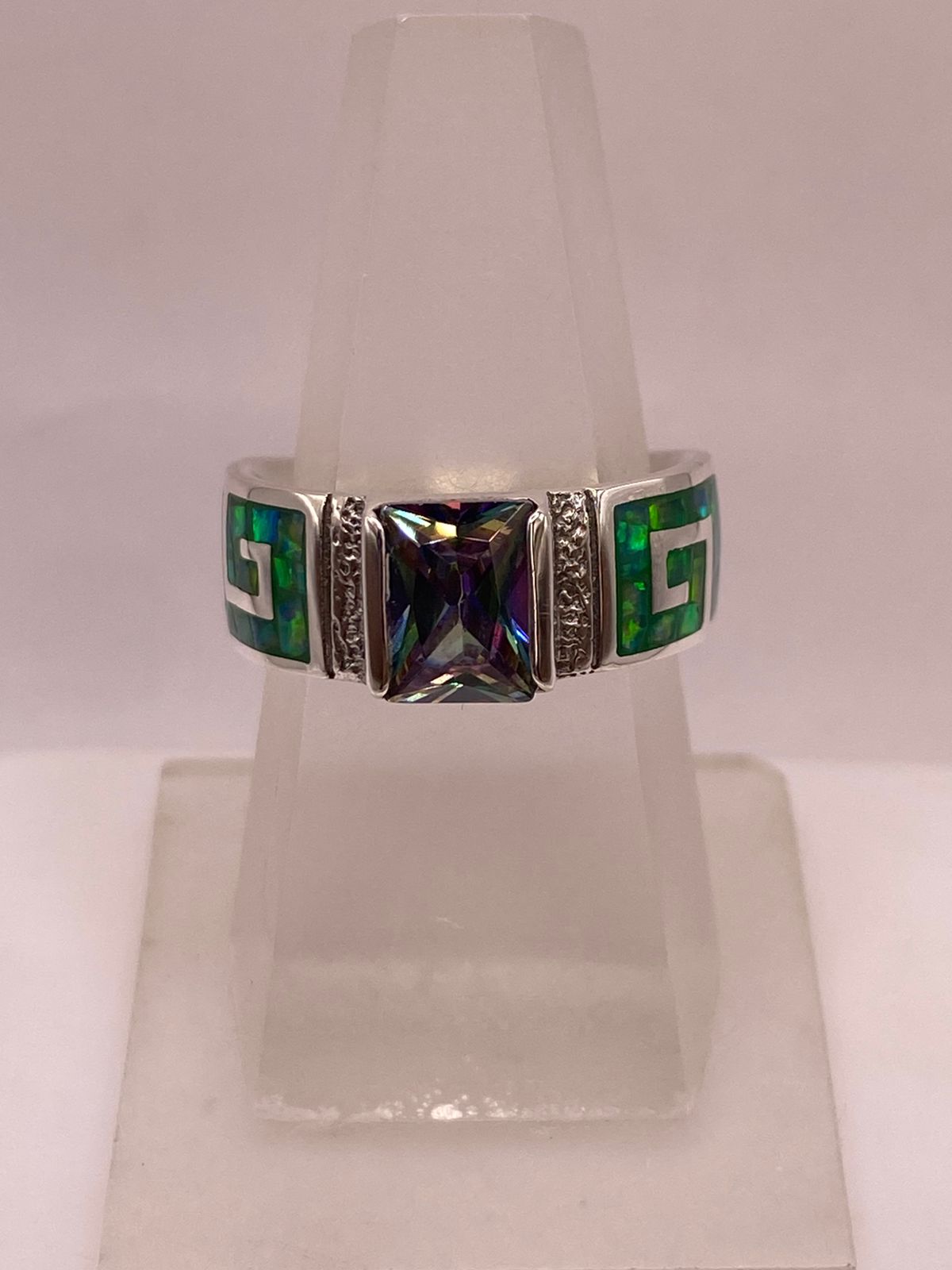 Anillo Greca de Plata Ley 950 con Ópalo de Fuego y Zirconia, vista de detalle