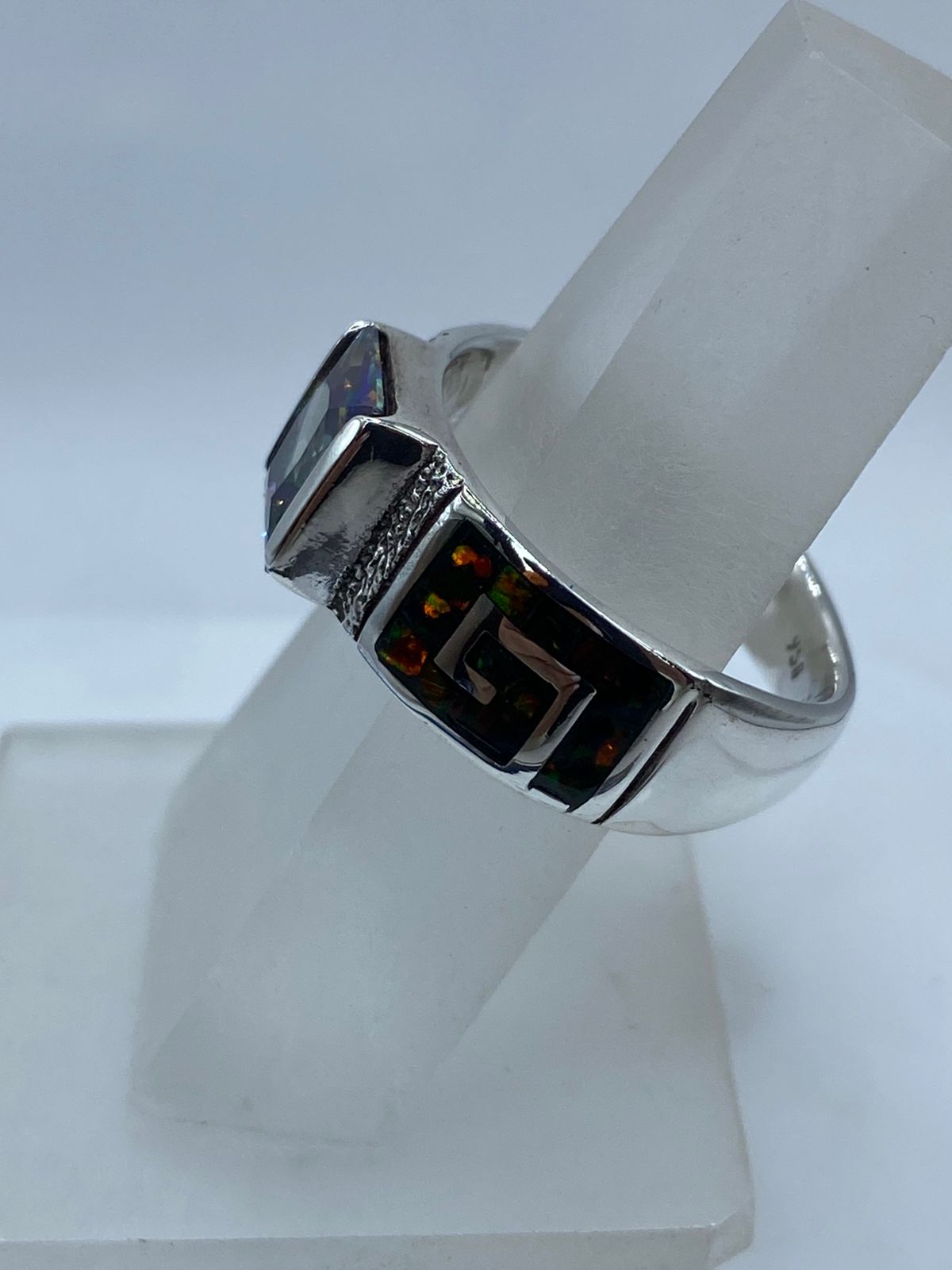 Anillo Greca de Plata .950 con Ópalo de Fuego y Zircona Multicolor, vista de detalle