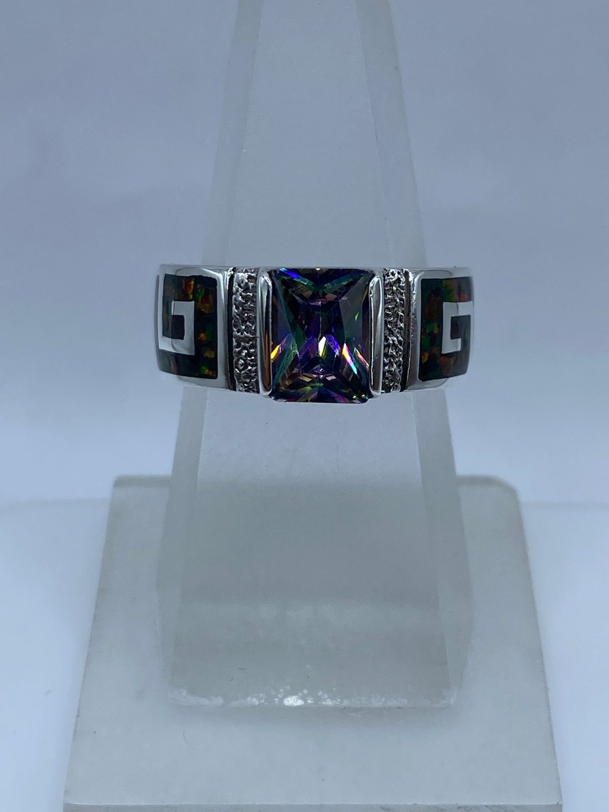 Anillo Greca de Plata .950 con Ópalo de Fuego y Zircona Multicolor — ángulo diagonal
