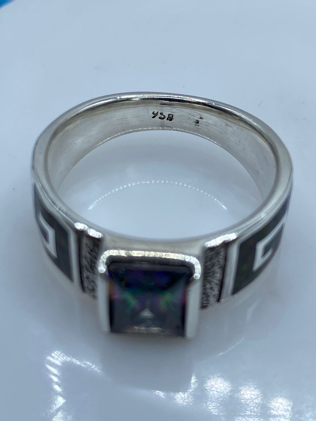 Anillo Greca de Plata .950 con Ópalo de Fuego y Zircona Multicolor, sello de autenticidad Plata Ley .925