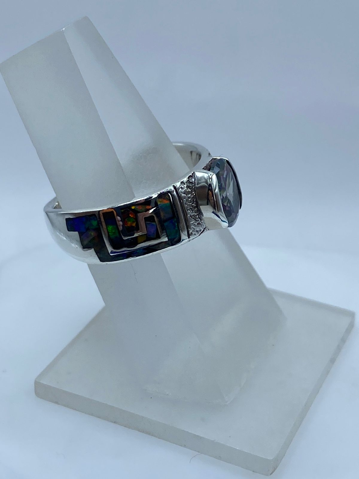 Anillo Greca de Plata .950 con Ópalo de Fuego y Zirconia, vista lateral