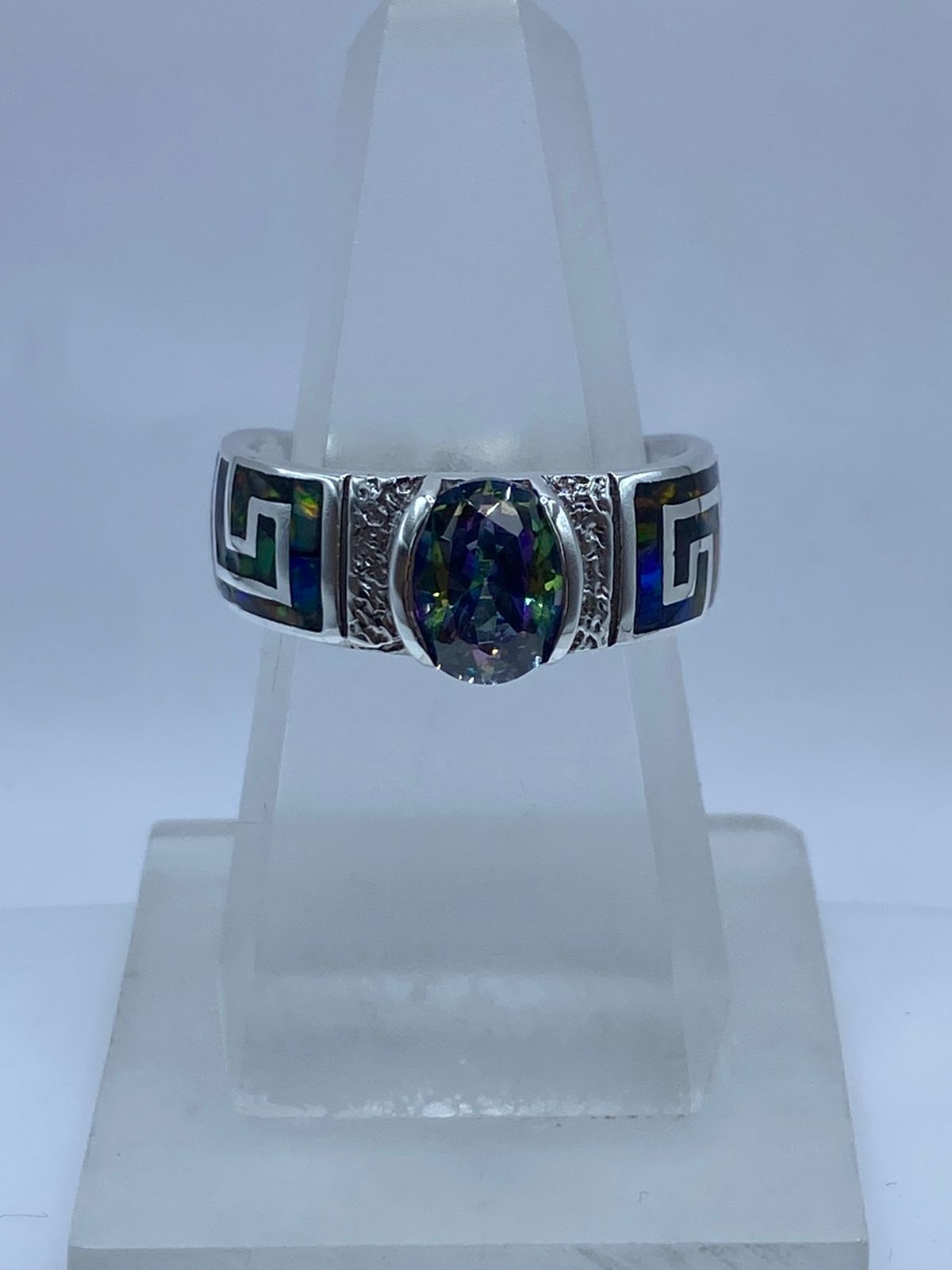 Anillo Greca de Plata .950 con Ópalo de Fuego y Zirconia, vista de detalle