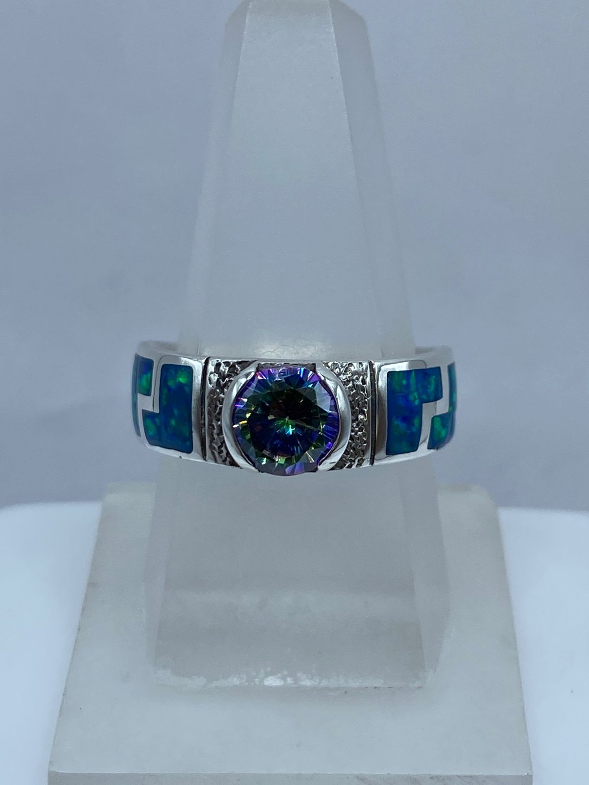 Anillo Greca de Plata .950 con Ópalo de Fuego y Zirconia — ángulo diagonal