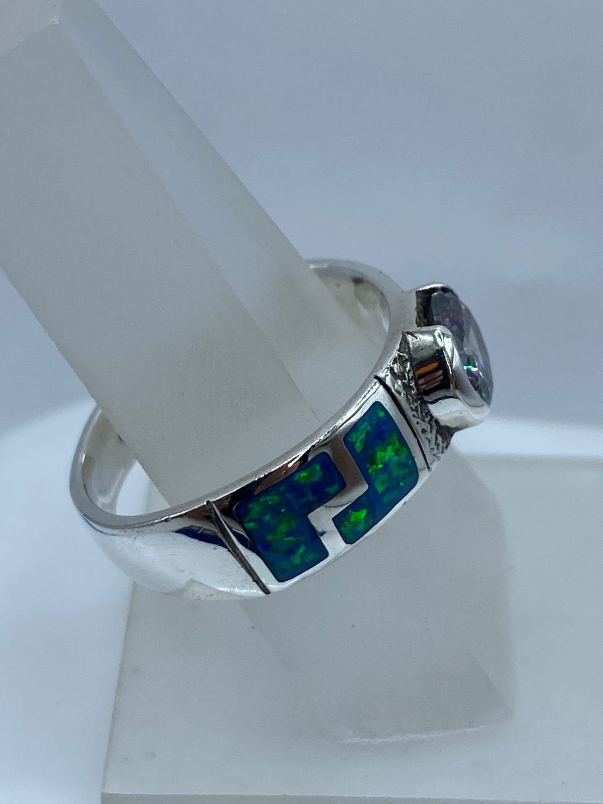 Anillo Greca de Plata .950 con Ópalo de Fuego y Zirconia, vista de detalle