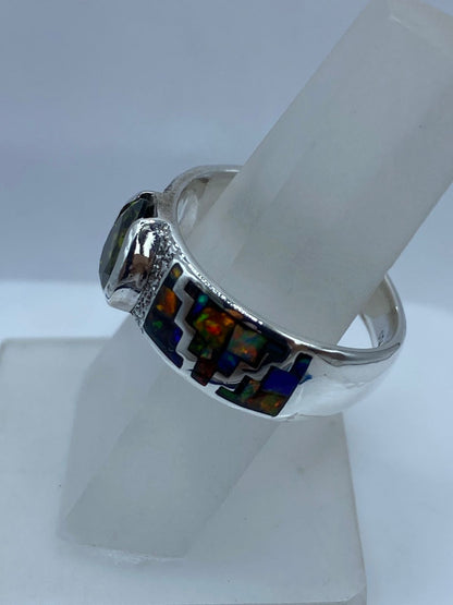 Anillo Greca de Plata .950 con Ópalo de Fuego y Zirconia, vista de detalle