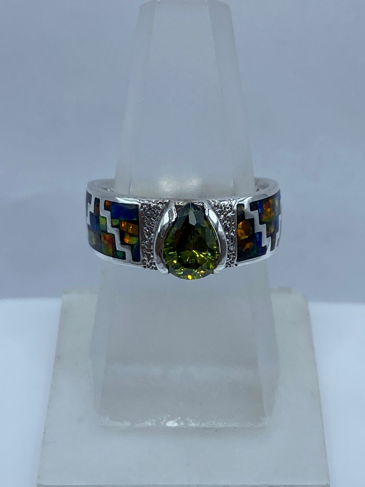 Anillo Greca de Plata .950 con Ópalo de Fuego y Zirconia, vista lateral