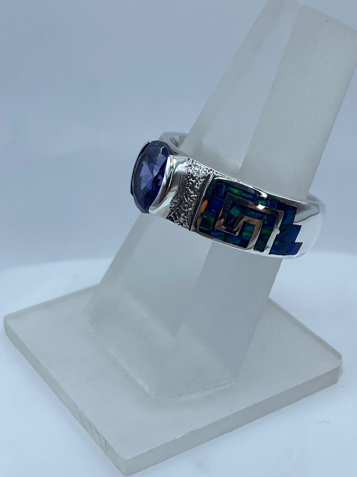 Anillo Greca de Plata .950 con Ópalo de Fuego y Zirconia Azul, vista frontal