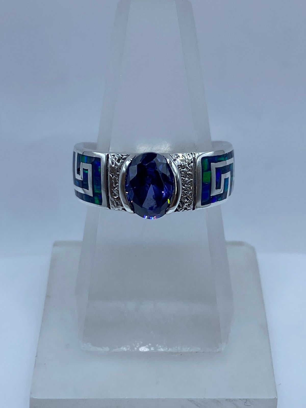 Anillo Greca de Plata .950 con Ópalo de Fuego y Zirconia Azul — ángulo diagonal