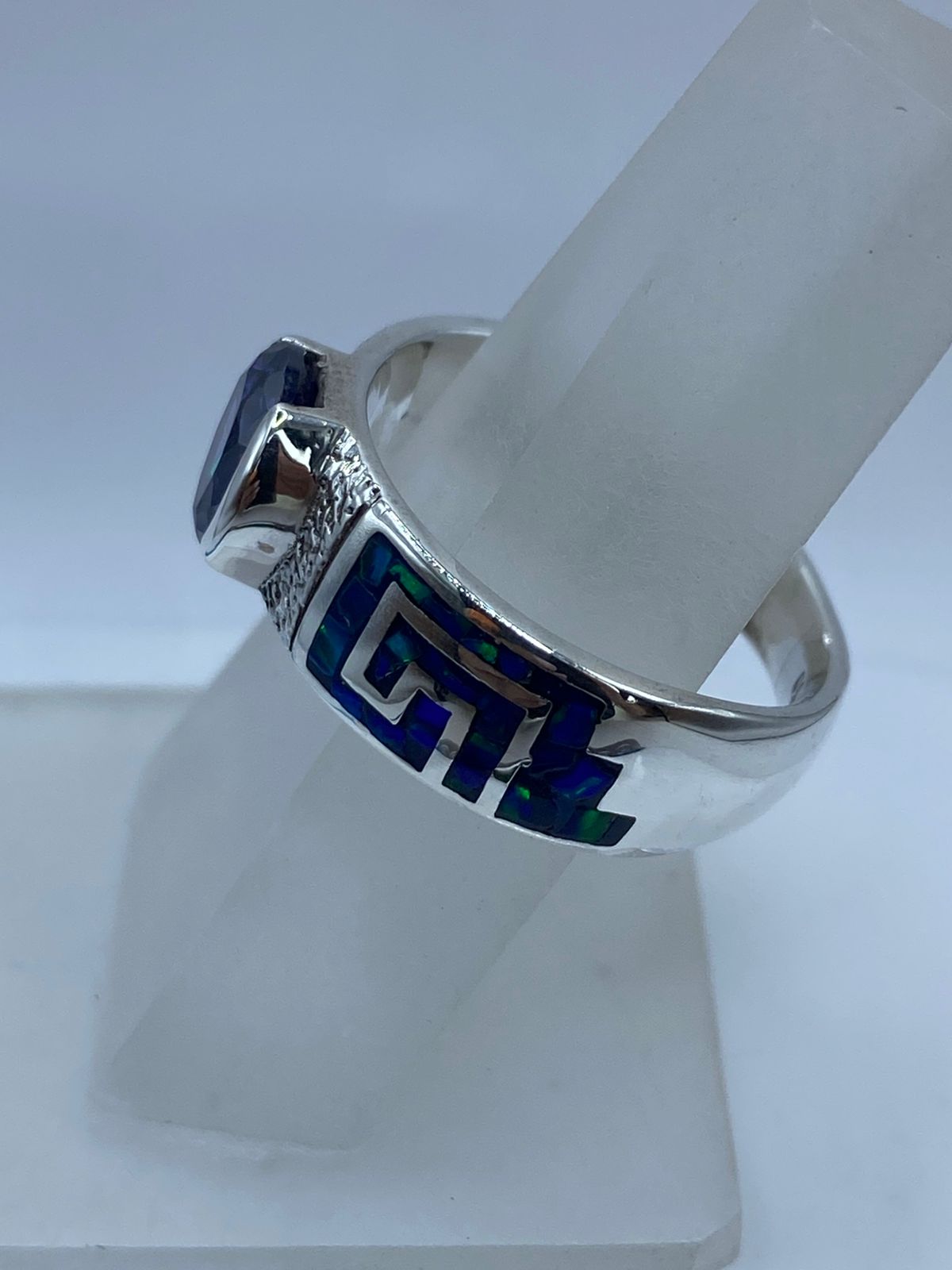 Anillo Greca de Plata .950 con Ópalo de Fuego y Zirconia Azul, vista de detalle