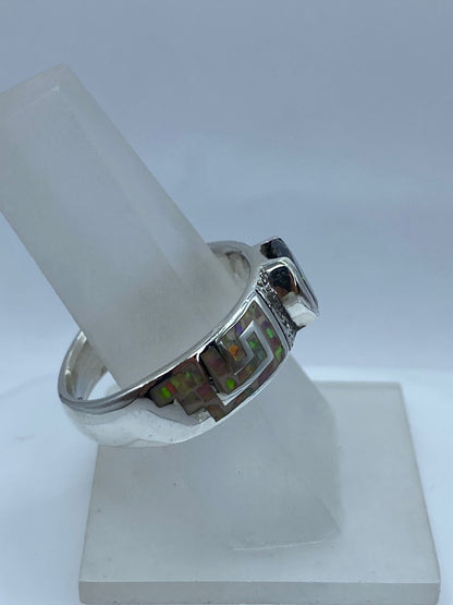 Anillo Greca de Plata .950 con Ópalo de Fuego y Zirconia Multicolor, vista de detalle