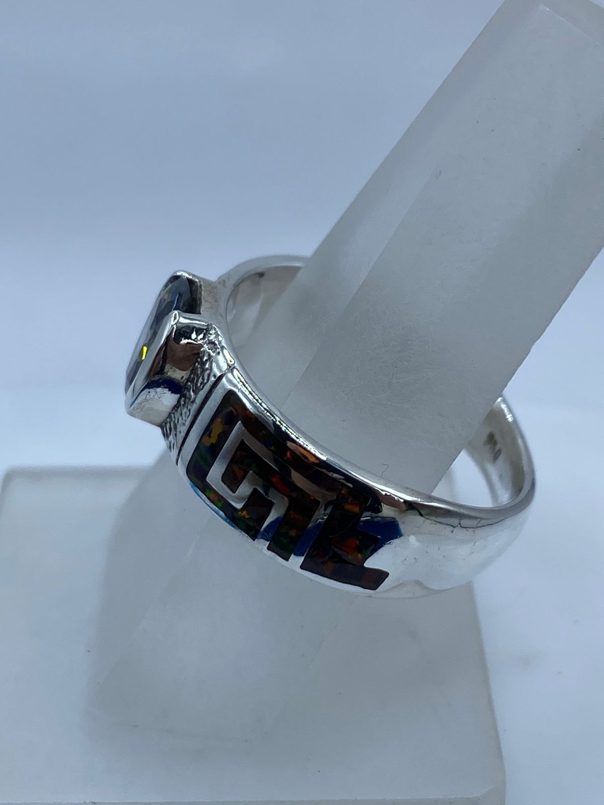 Anillo Greca de Plata .950 con Ópalo de Fuego y Zirconia Tornasol, vista de detalle