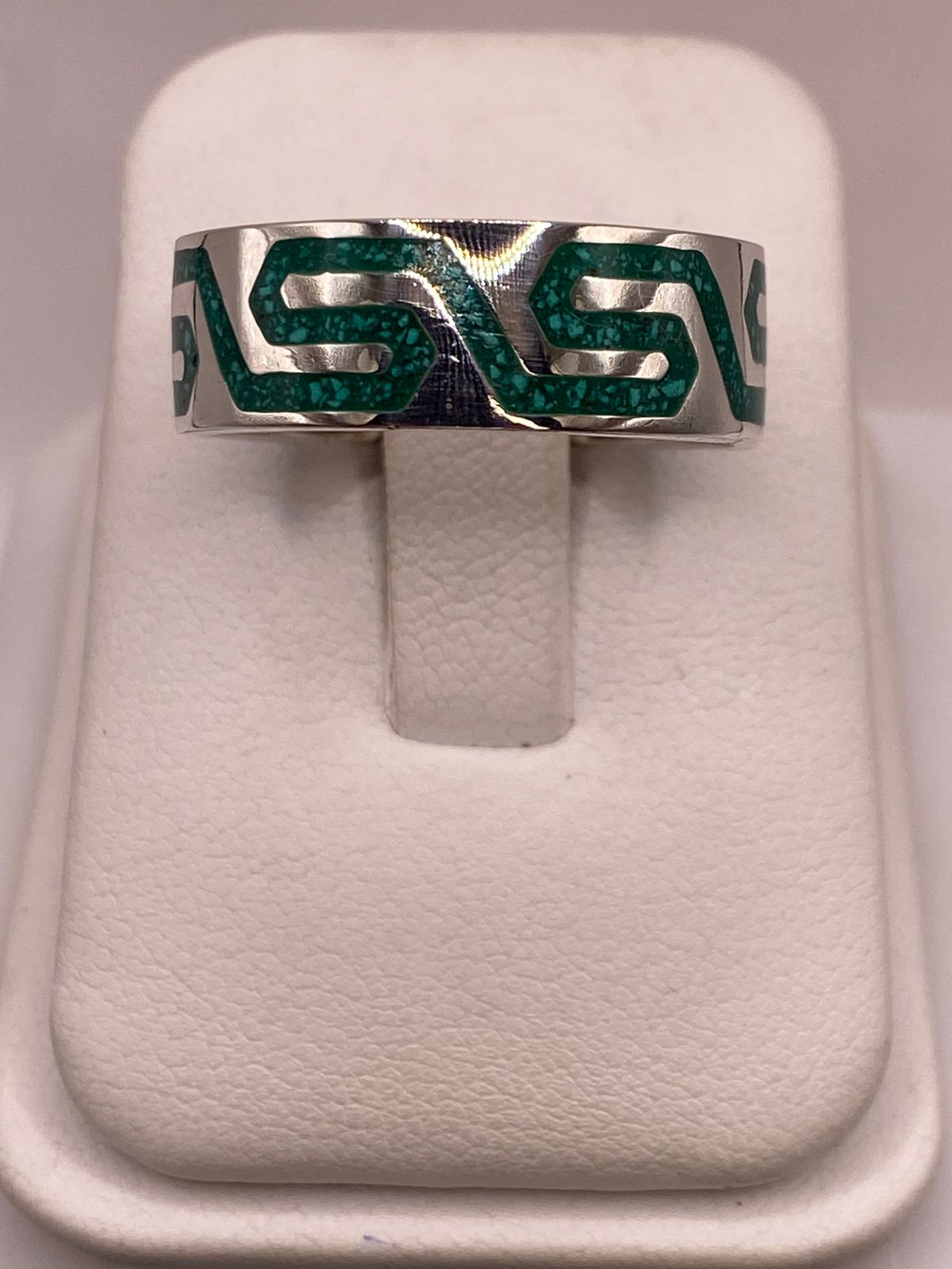 Anillo Greca Verde de Plata .925 con Incustracion Verde — ángulo diagonal